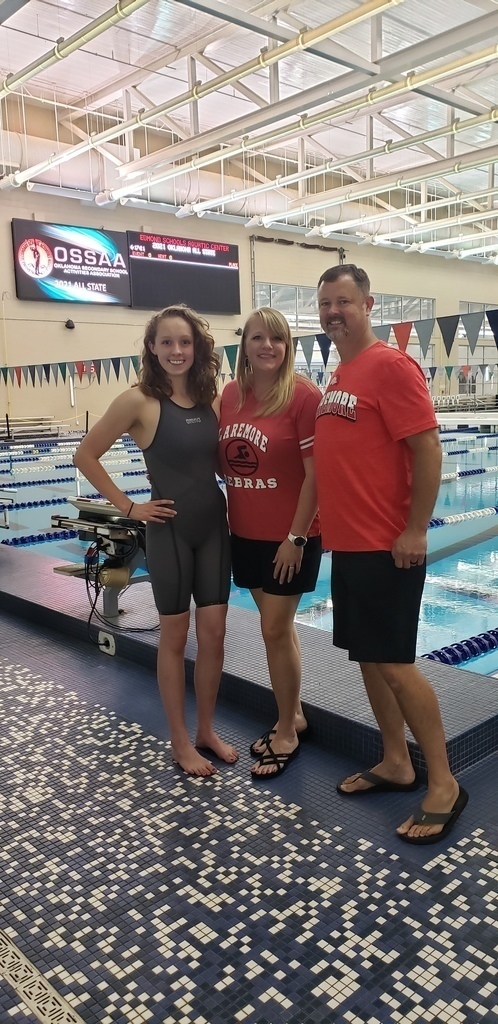 Kaylee with her parents. Her mom is her swim coach.
