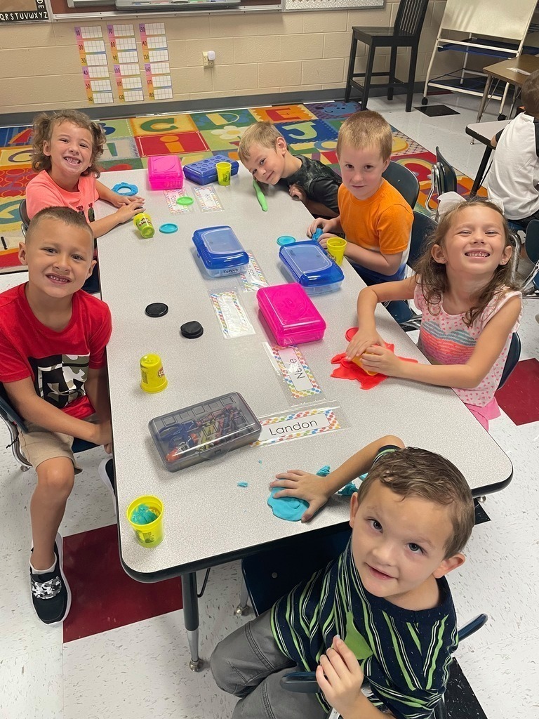 kids at table playing play doh