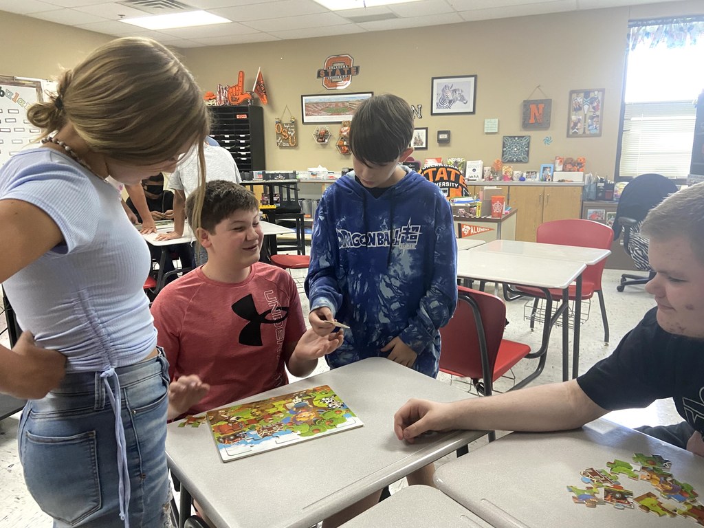 kids putting together puzzle