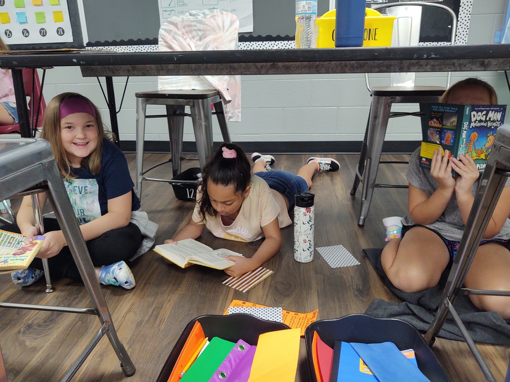 4th grade students participate in independent reading time using a Real Reading Checklist. This checklist leads students to ask questions about what they are reading, and therefore increase comprehension of their selected text! #CPSZEBRAPRIDE