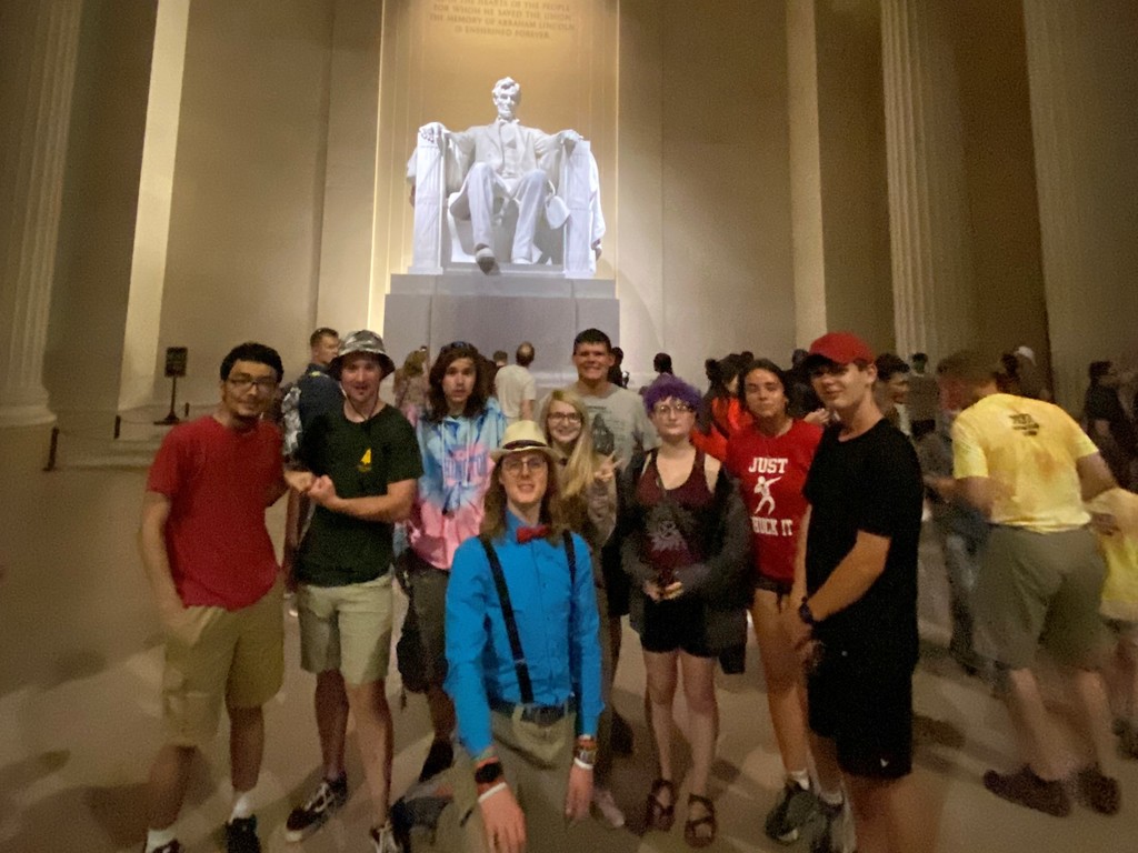 students in front of lincoln memorial 