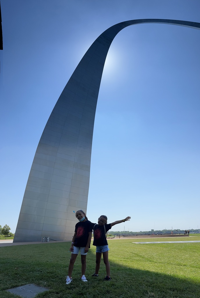 students in front of St Louis Arch