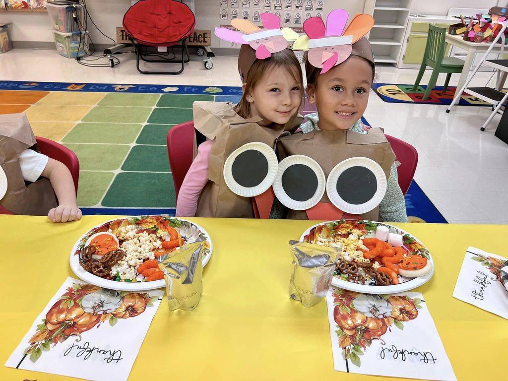 students eating thanksgiving meal