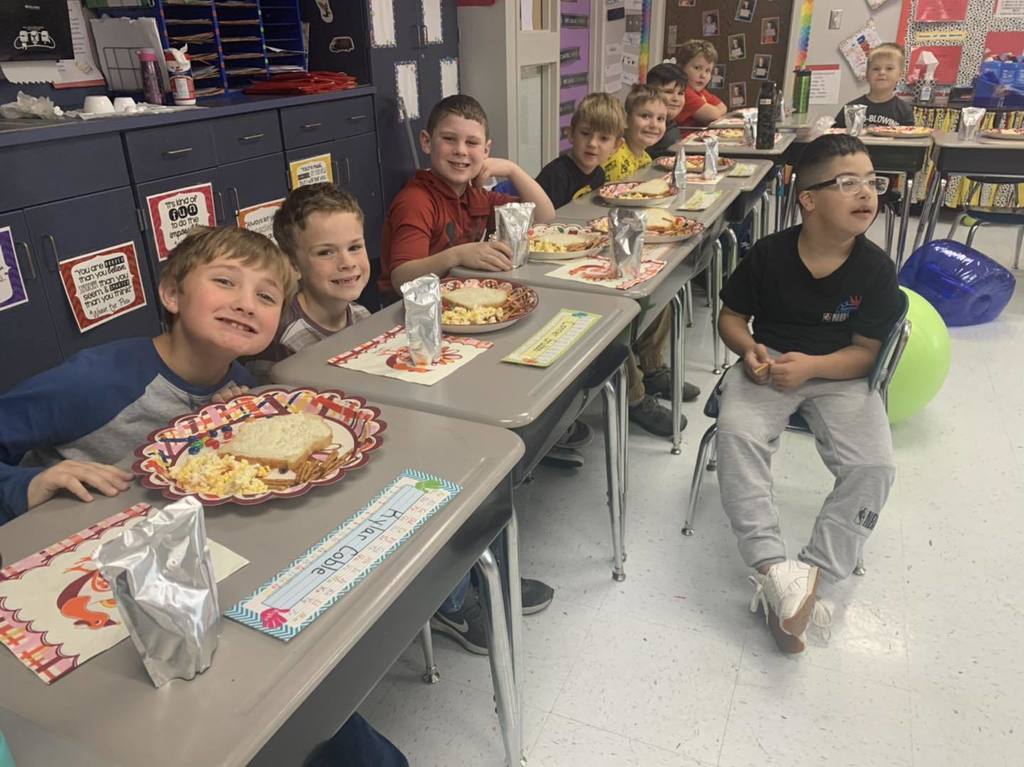 students eating thanksgiving meal