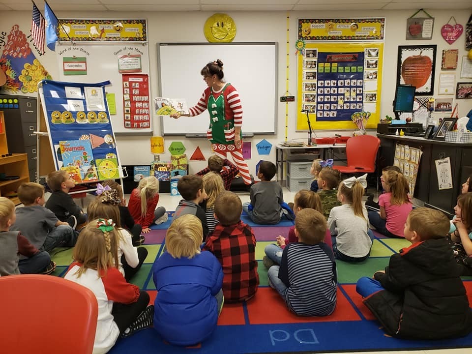 Looks like our Catalayah elf has a friend.  Ms. Candy Cane visited Catalayah kindergarten this week to read