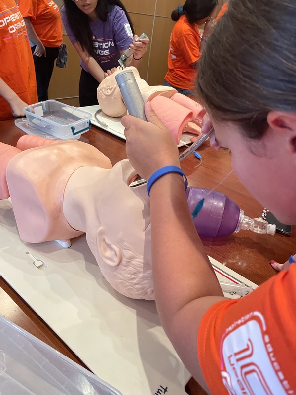Student intubating a maniquin